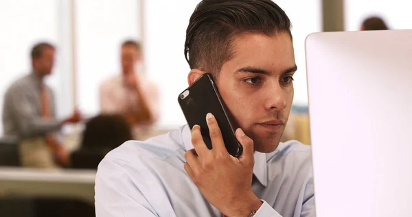 Homem Negócios Telefone Celular Computador Com Colegas Trabalho Realizando Reunião — Fotografia de Stock