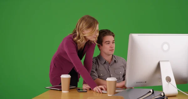 Yeşil Ekran Masaüstünde Çalışan Kadın Profesyonel Denetleyici Erkek Arkadaşı — Stok fotoğraf