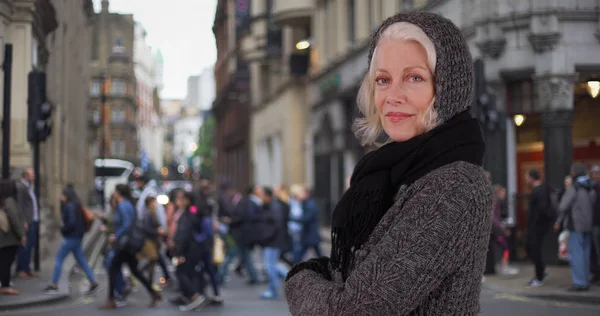 Femme Âgée Vacances Londres Debout Sur Trottoir Occupé Ville — Photo