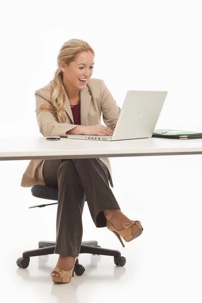 Junges Businessgirl Sitzt Schreibtisch Mit Laptop — Stockfoto
