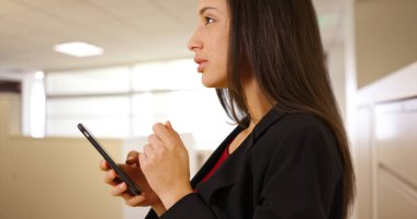 Bir İspanyol office alt metinler üzerinde cep telefonu onun hücre yanındaki