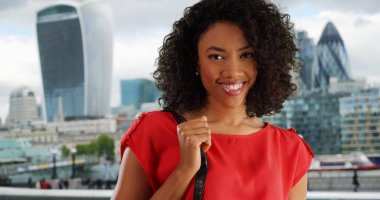 Tatile Londra'da manzarası ile gülümseyen genç siyah kadın