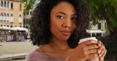 Mutlu genç siyah kadın turist kağıt Venedik kahve içme Kupası gitmek