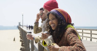 Grup üç genç çok ırklı arkadaşlar kumsal keyfi