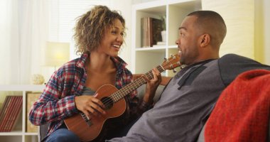 Zenci kız erkek arkadaşı ile ukulele serenat