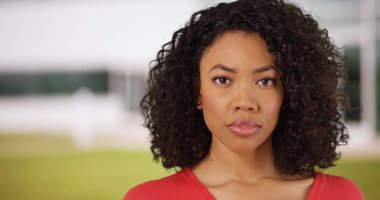 Siyah bin yıllık kız açık havada kameraya bakarak ciddi ifade ile