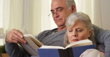 Olgun çift kitap okuma