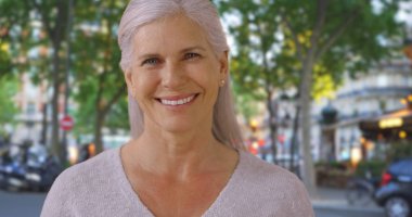 Güzel olgun beyaz bir kadın Paris Caddesi üzerinde rahat portresi