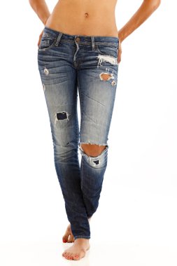 Çıplak üst aşınmış kot giyen genç kadınla 