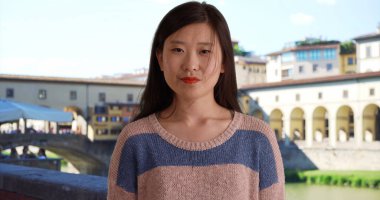 Şirin ciddi kadın turist Floransa İtalya yakın çekim