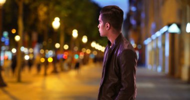 Tarih için Champs-Elysees caddesi üzerinde gece bekleyen İspanyol bin yıllık adam