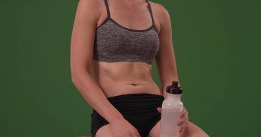 Yoğun egzersiz yaptıktan sonra yeşil ekranda istirahat kadın