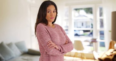 Latina kadın kamera arms adlı gülümseyen şirin pembe kazaklı portresi geçti