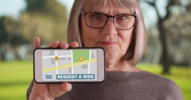 Olgun Bayan Smartphone-e doğru fotoğraf makinesi ile rideshare app gidiyor açın 