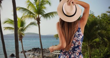 Şık beyaz kız tropikal ortamda bir atmosfer zevk 20'li