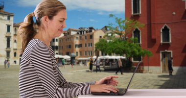 Bilgisayarı kullanarak Internet tarama çekici beyaz kadın