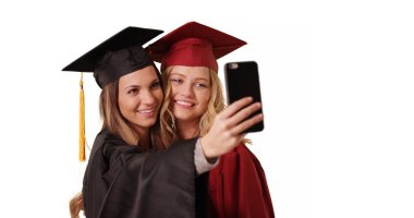 Mezuniyet önlük beyaz selfie alarak iki kadın üniversite grads alanı Kopyala