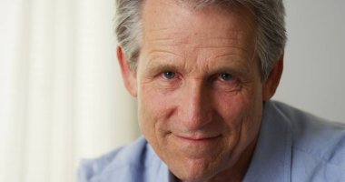 Ciddi beyaz adam kameraya bakan