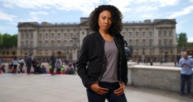 Kısa olan muhteşem siyah kadın portre için poz bukleler