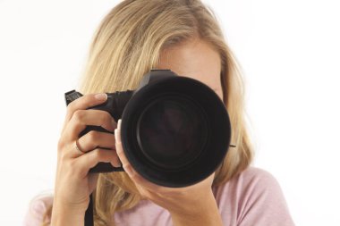 Genç kadın ile fotoğraf çekerken fotoğraf makinesi