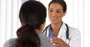 Bir Afrikalı-Amerikalı doktor Bayan hasta için konuşmayı kapat