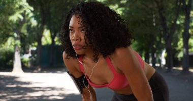 Afrikalı-Amerikalı kadın runner Fitness izci parkta koşu sırasında kontrol
