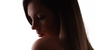 Güzel kadının beyaz kopya alanı yalnız üzerinde dramatik yan görünümü yakın çekim