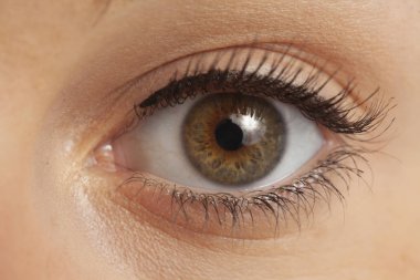 kadının gözü kapat