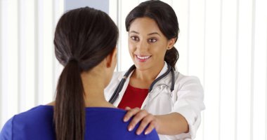 İspanyol doktor Afro-Amerikan hasta konuşmaya dinliyor