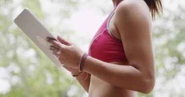 Genç çekici kadın tablet vasıl arıyor 