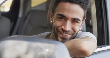 Engebeli Meksika adam kameraya gülümseyen