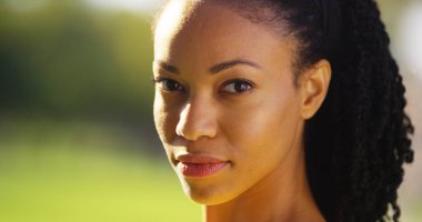 Bir parkta gülümseyen Afrikalı kadın portresi