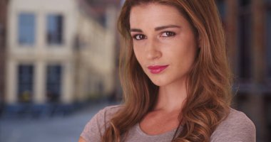 Gülümseyen güven sokak dışında kamera için poz beyaz kadın