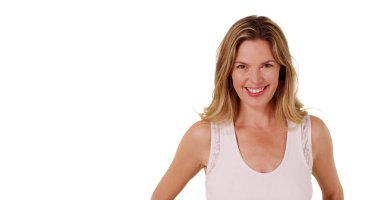 Gülümseyen ve kameraya öpücük üfleme çekici orta yaşlı beyaz bir kadın 