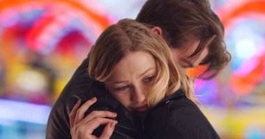 Beyaz adam onun güzel kız arkadaşı sarılma yakın çekim