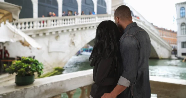 Giovane Coppia Etnica Godendo Attrazioni Venezia Vicino Ponte Rialto — Foto Stock