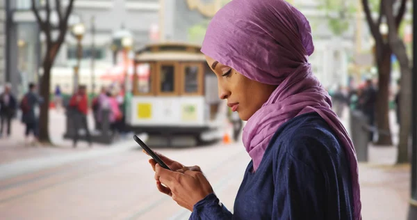 Svart Kvinna Hijab Textning Telefon Sedan Vrida För Att Mot — Stockfoto