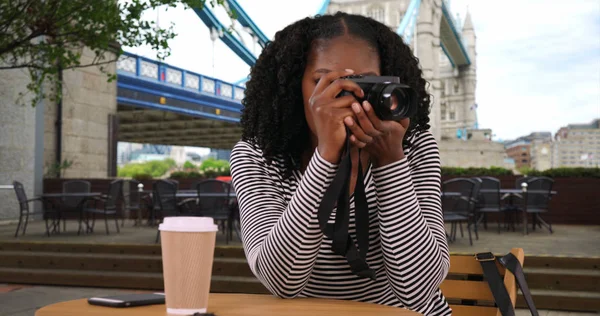 Schwarze Frau Sitzt Café Der Nähe Der Turmbrücke Und Fotografiert — Stockfoto