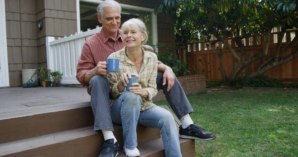 Glückliches Seniorenpaar Bei Einer Morgendlichen Tasse Kaffee Freien — Stockfoto