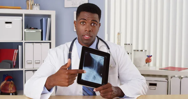 Médico Afro Americano Explicando Raio Para Paciente Por Vídeo Chat — Fotografia de Stock