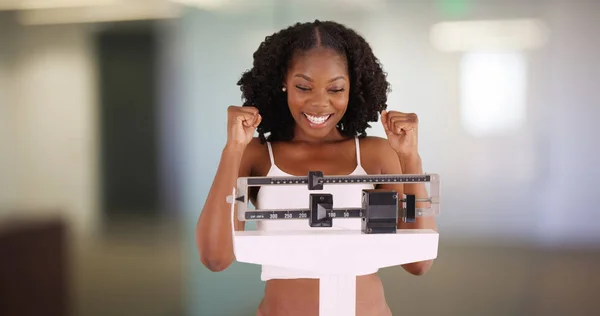 Atractiva Mujer Negra Que Perdió Peso Mira Cámara Vítores Felizmente —  Fotos de Stock