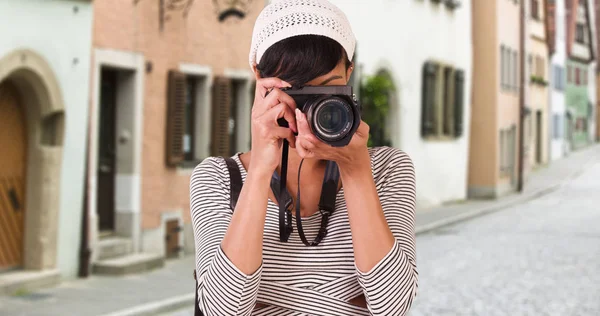 Жінка Камерою Приймаючи Фото Міста Венеція Італія Вулиці — стокове фото