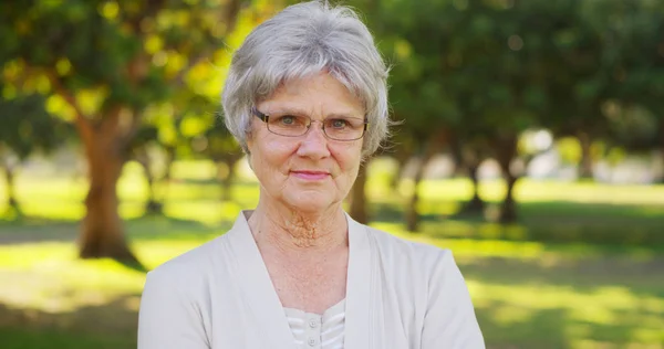 Senior Mulher Parque Olhando Para Câmera — Fotografia de Stock