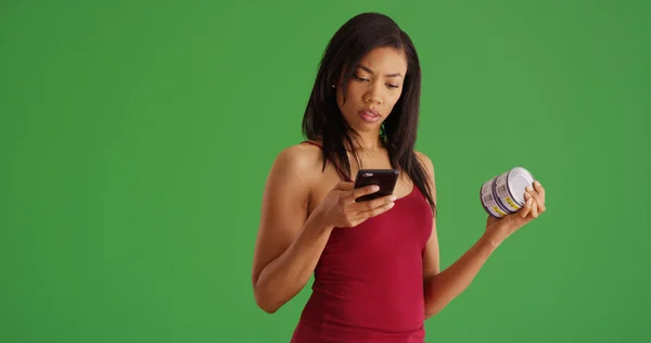 Mujer Afroamericana Buscando Información Nutricional Teléfono Pantalla Verde — Foto de Stock
