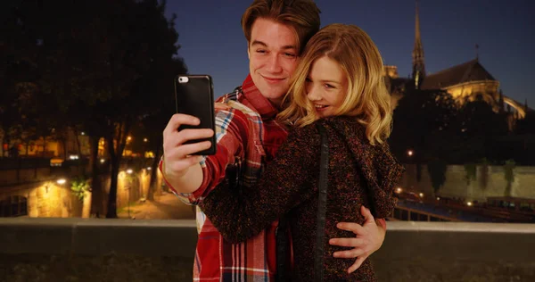 Pareja Joven Feliz Tomando Selfies Divertidos París Por Noche —  Fotos de Stock