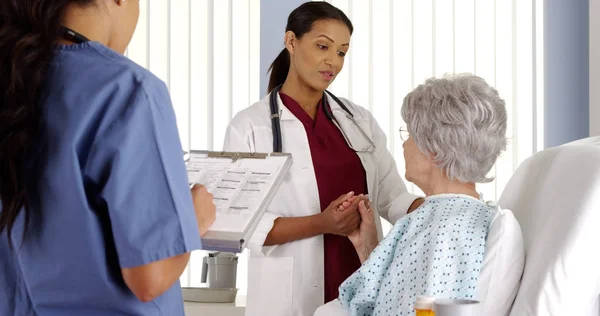 Médico Enfermera Afroamericanos Hablando Con Paciente Anciano —  Fotos de Stock