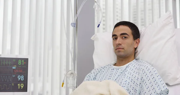 Felnőtt Férfi Latino Beteg Fekve Kórházi Ágyon Látszó Fényképezőgép — Stock Fotó