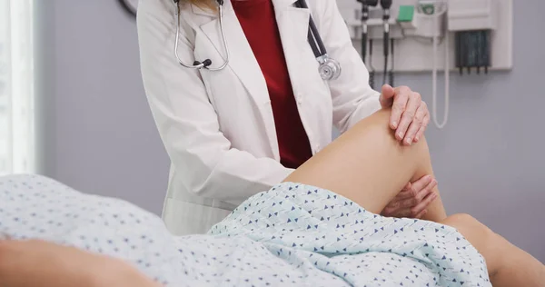 Ιατρός Τείνει Τραυματισμό Στο Γόνατο Νεαρό Γυναικείο Διάστρεμμα Στην Κλινική — Φωτογραφία Αρχείου