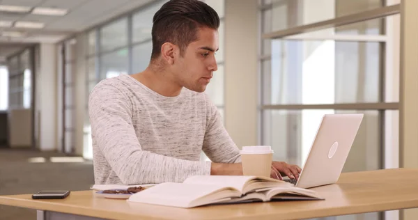 Duizendjarige Latino Universiteitsstudent Slaapzaal Die Laptop Werkt — Stockfoto