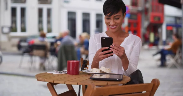 Bonita Mujer Negra Café Brujas Chats Vídeo Con Amigo Teléfono — Foto de Stock